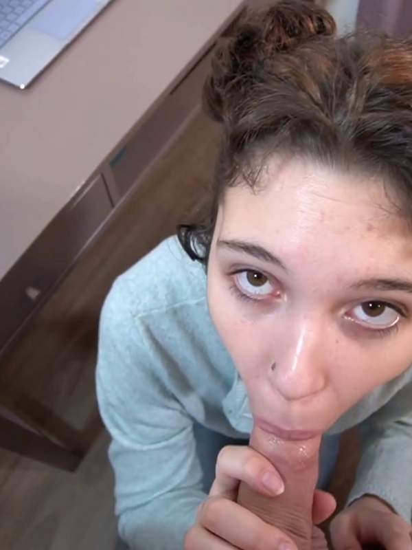Brünette Teen mit Nippel-Piercing lutscht Sperma