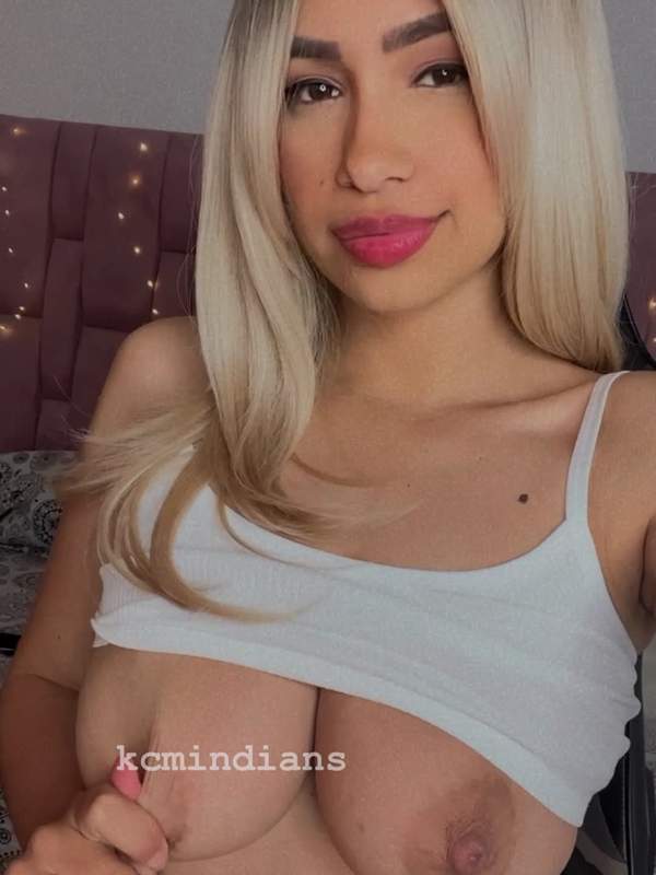 Blonde Latein-Amateurin mit großen Titten zeigt Solo-Camsoda
