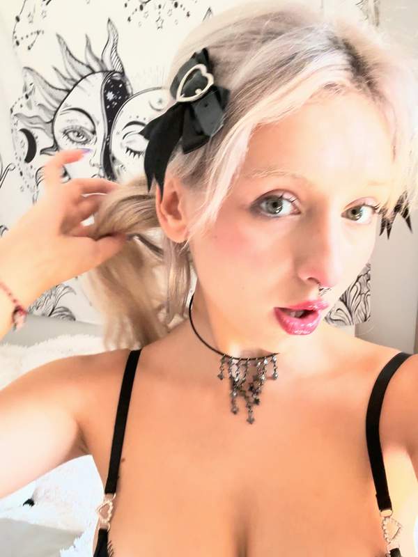 Blondes Mädchen mit Mondfisch und Tätowierung zeigt ihre großen natürlichen Titten