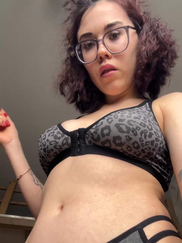 Mia Carter zeigt sich in Unterwäsche mit blinkenden Titten