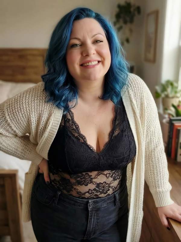 Mollige E-Girl mit blauen Haaren zeigt Unterwäsche und durchsickert im Chat