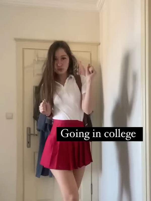 Brünette Teen mit Minirock und Dildo