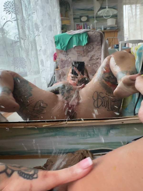 Brünette masturbiert bis sie abspritzt