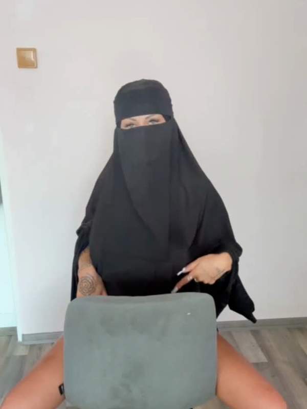 Jasmina lässt ihren Niqab fallen und zeigt ihre intimen Teile