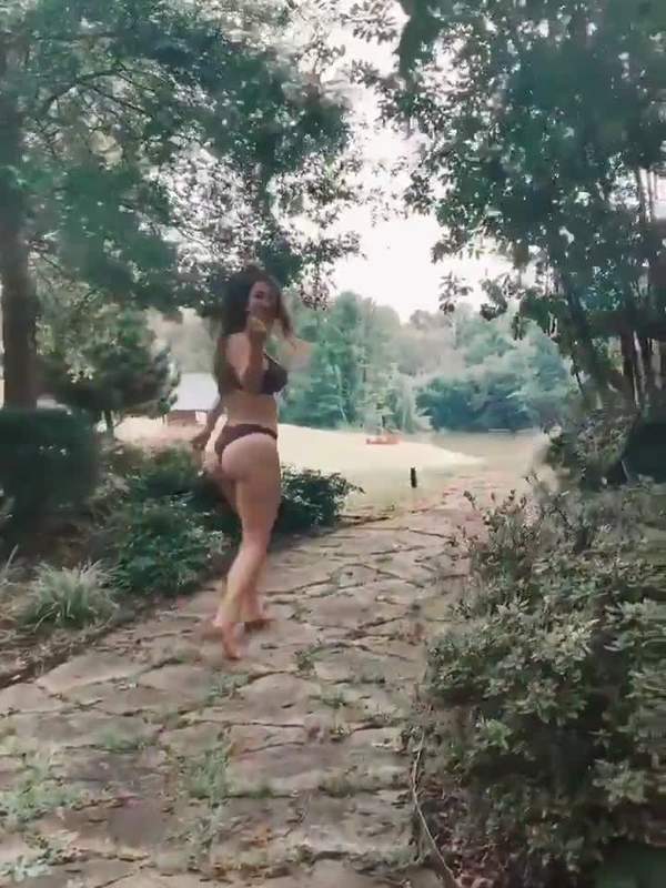 Andrea zeigt ihren nackten Körper und Arsch im Bikini