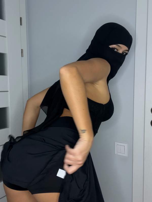 Schöne arabische Frau im Hijab zeigt Arsch und Necken