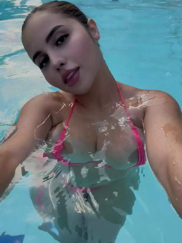 Brünette im Bikini zeigt ihre großen Titten am Pool