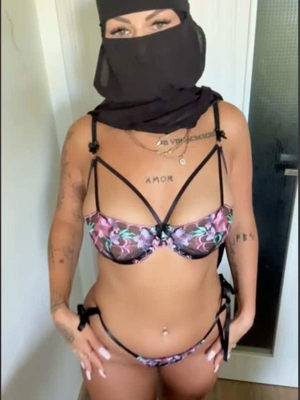 Jasmina zeigt ihre aufgeweckte muslimische Arschfalte