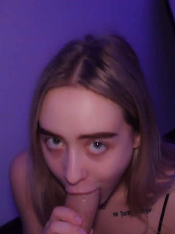 Ich lutsche meine blonde Freundin