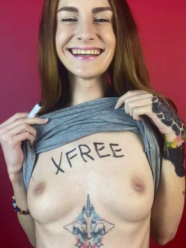 Brünette Amateurfrau zeigt ihre nackten Titten