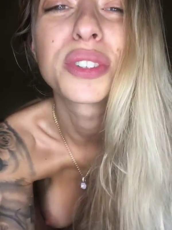 Tätowierte Frau macht kinkiges Selfie