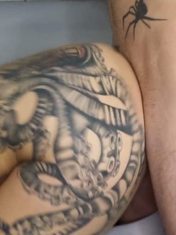 Sexy Latina mit Tattoos wird von einer riesigen Schwanz penetriert