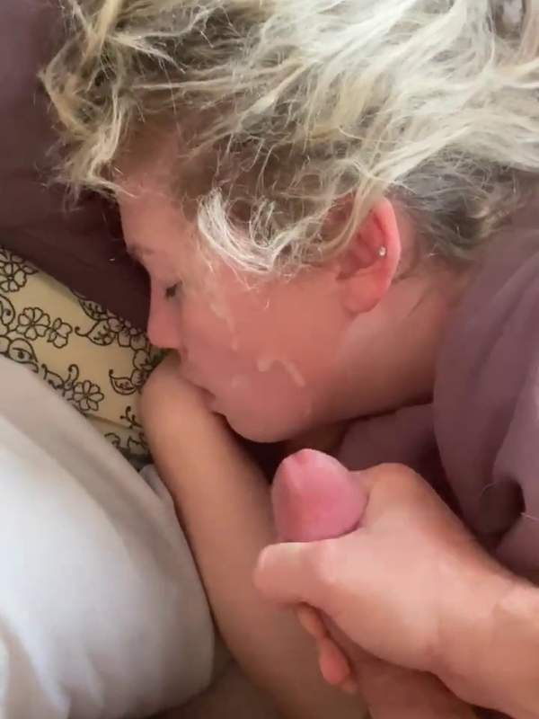 Ich ignoriere den Cumshot, während mich meine Dame im Bett liebkost.