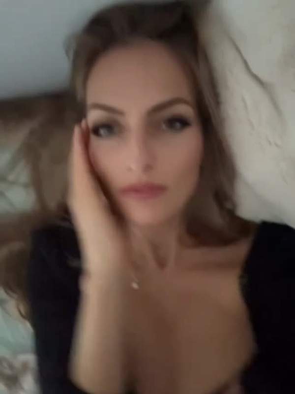 Blonde Mutter zeigt nasses Durchsickern