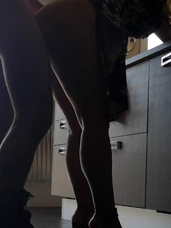 Amateure ficken im Doggystyle auf der Küchenplatte