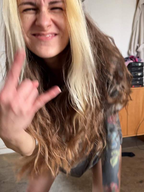 Tätowierte Blondine verführt mit weißen Strapsen und Camoshirt