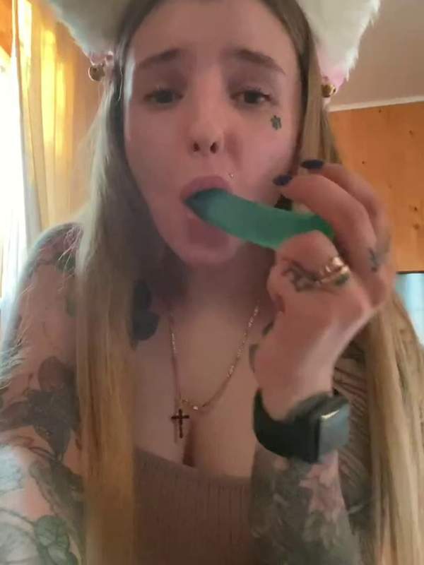 Tätowierte Frau putzt Zähne, Analstecker und Dildo-Blowjob im Hintergrund
