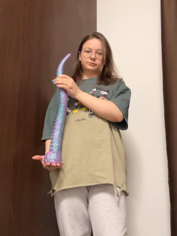 Kleine Emmi spielt Solo mit ihrem Monsterdildo