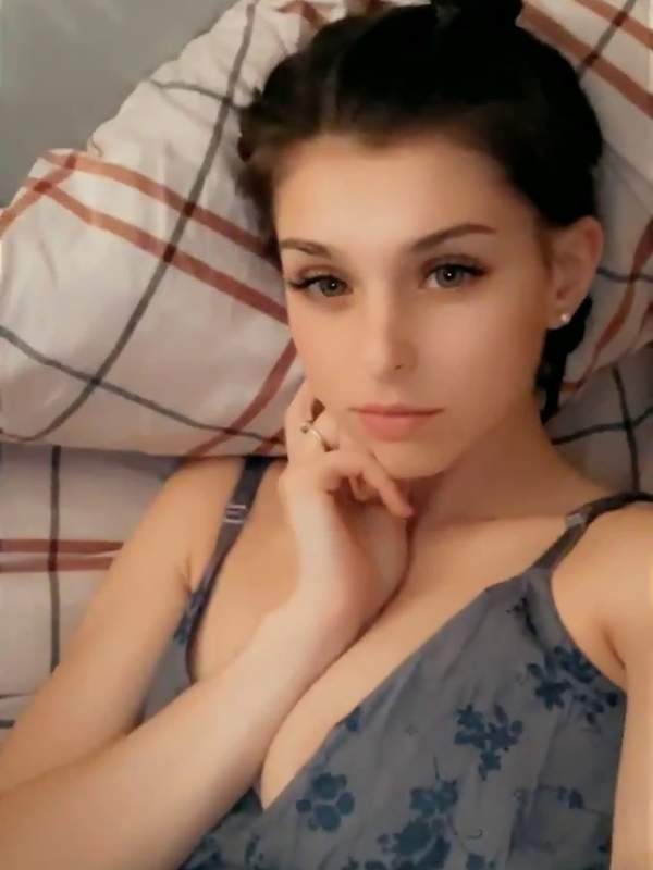 Brünette Amateureinzelnerin im Bett mit sanftem Durchsickern
