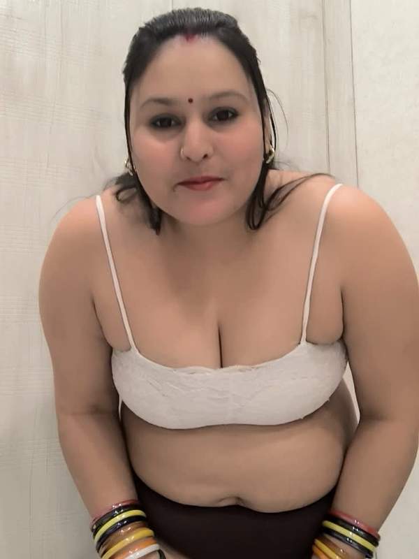 Mollige Desi Milf Puja neckt sich hängend