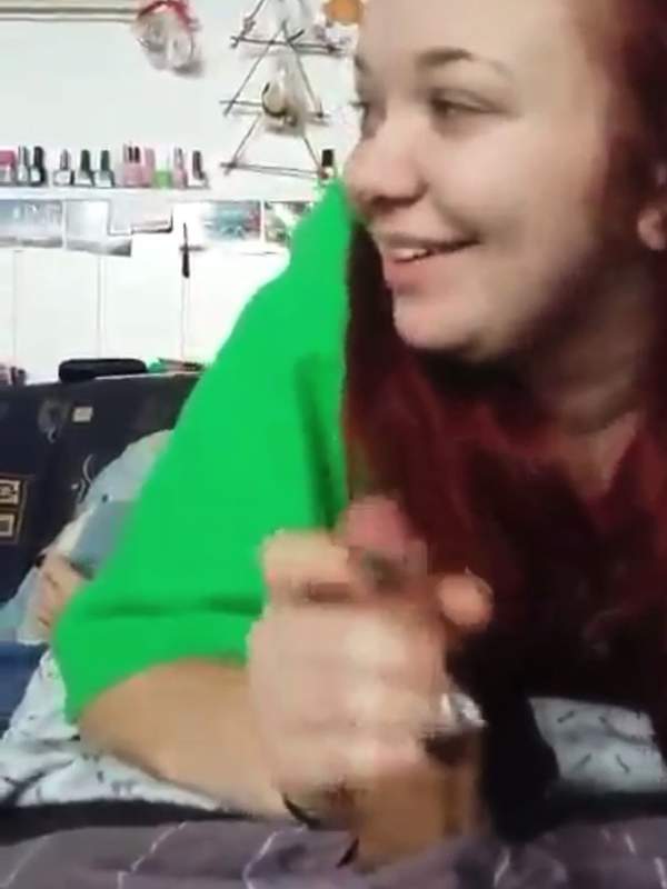 Tschechische Teenie lutscht wütenden Penis