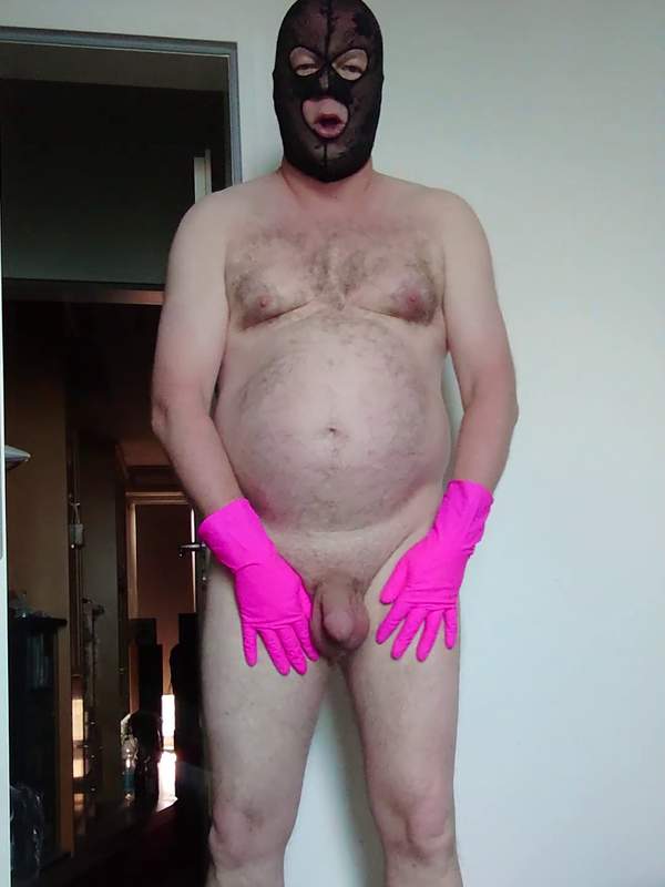 Molliger Amateurbursche masturbiert mit Handschuhen