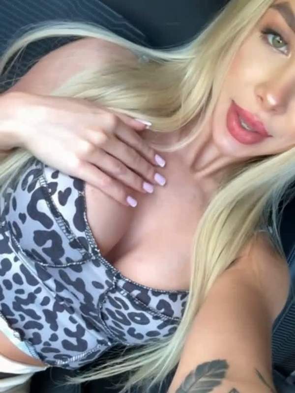 Tschechische Blonde zeigt nassen Arschloch