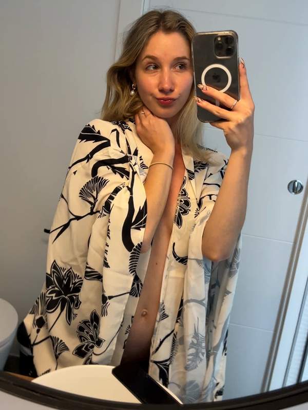 Blonde Amateurin zeigt durchsickernden Bademantel