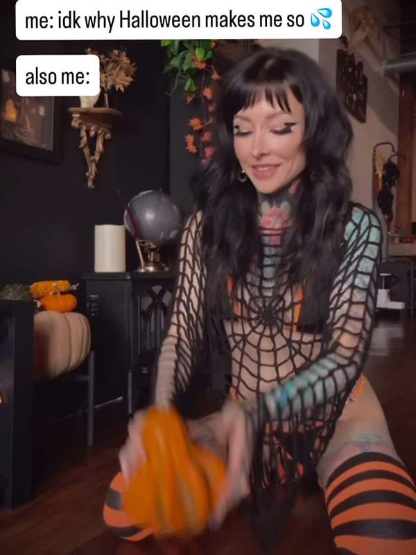Tätowierte Gothic-Mädchen in Kniesocken necken sich selbst