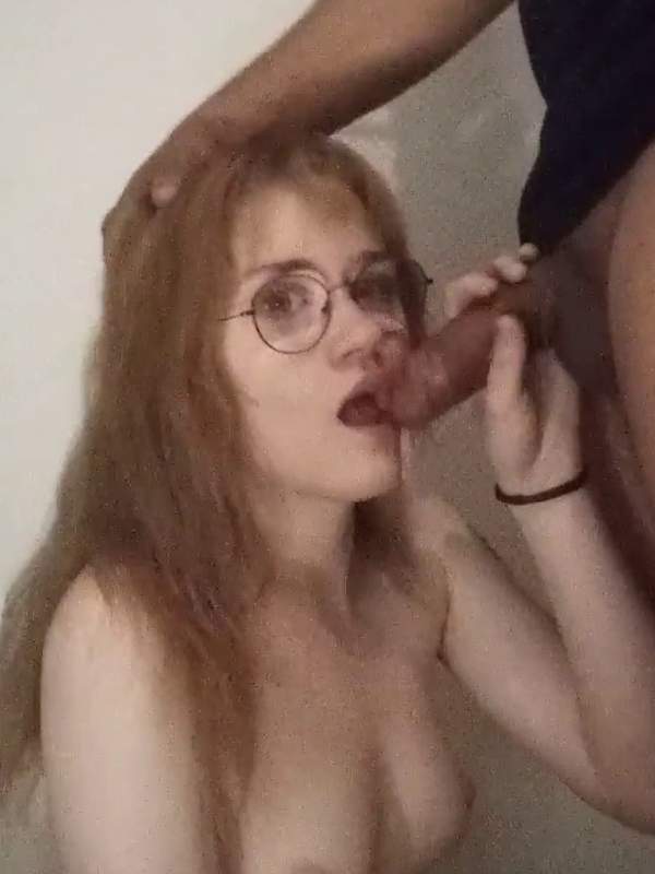 Ich lutsche zierlich mit Brille und rot