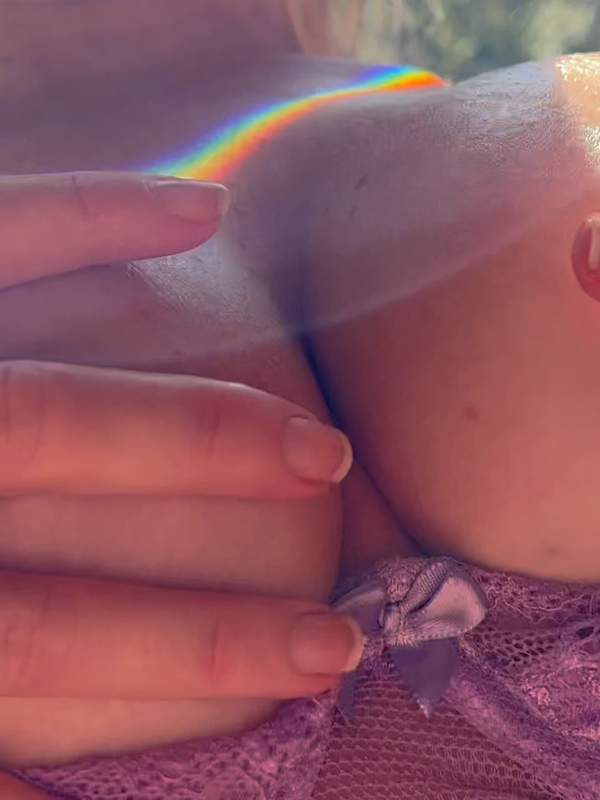 Blonde Ehefrau masturbiert ihre nasse rosa Muschi
