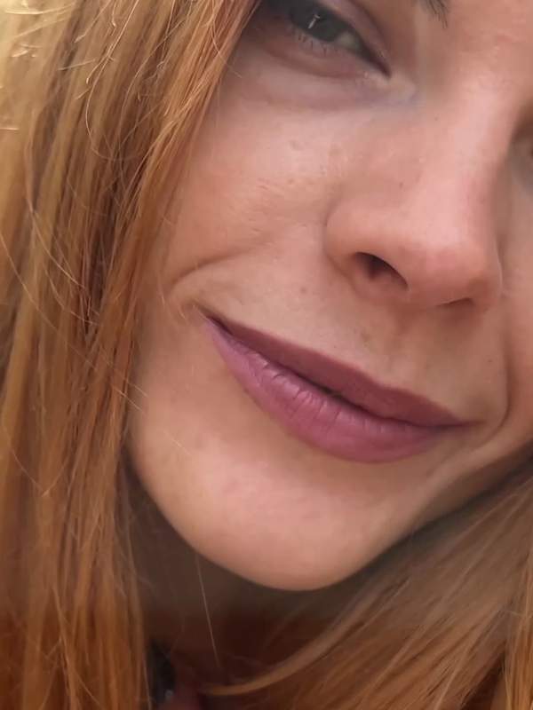 Brünette und Blonde lutschen draußen