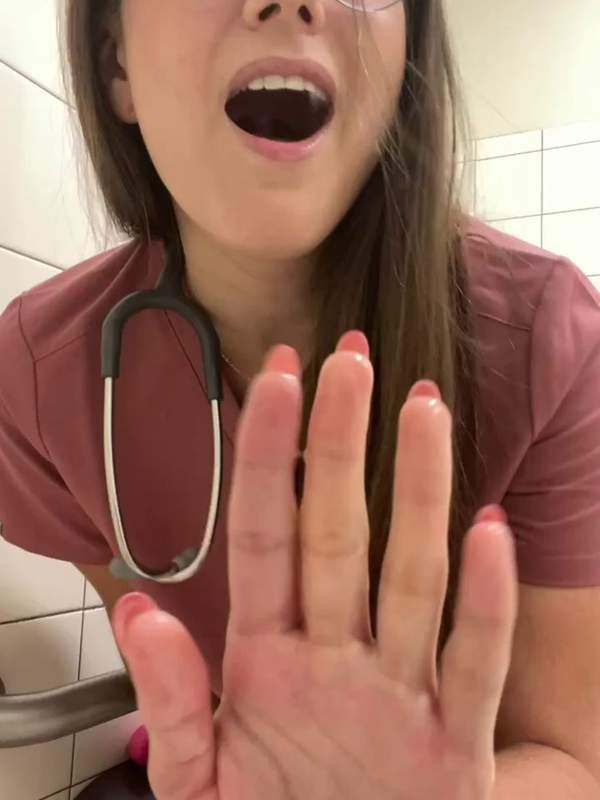 Kranpflegerin spritzt sich Urin über die Toilette