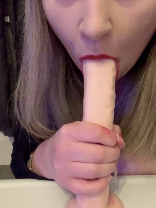 Sie leckt ein Dildo wie ein Eis.