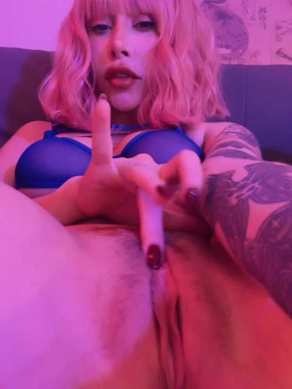 Emily Mills masturbiert sich mit Zunge