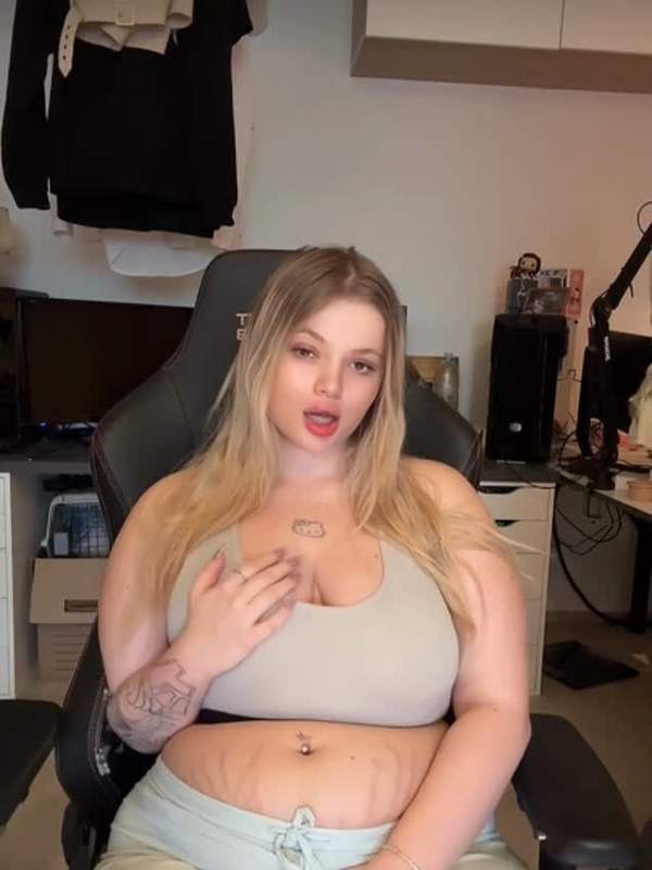 Blonde Frau zeigt sich mit dickem Penis in feuchter Vagina