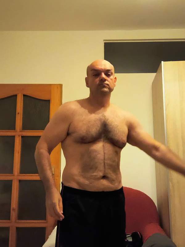 Reifer Mann mit haarigem Schwanz masturbiert