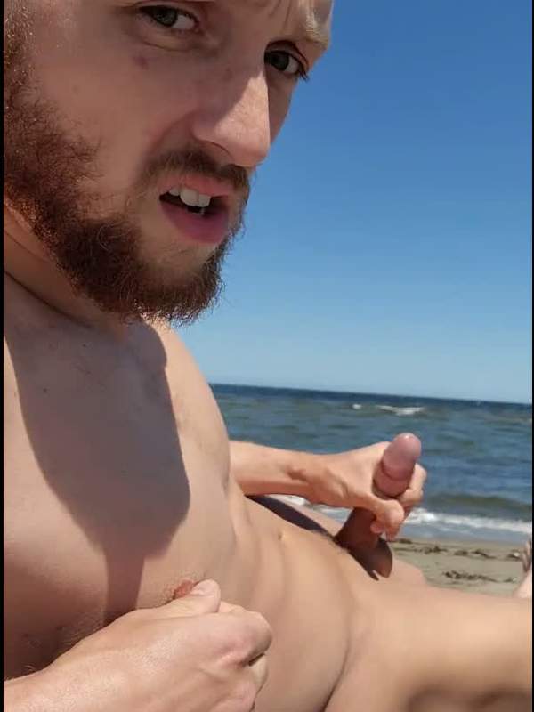 Der verführerische Schwanz wird an der öffentlichen Strand abgestrichen