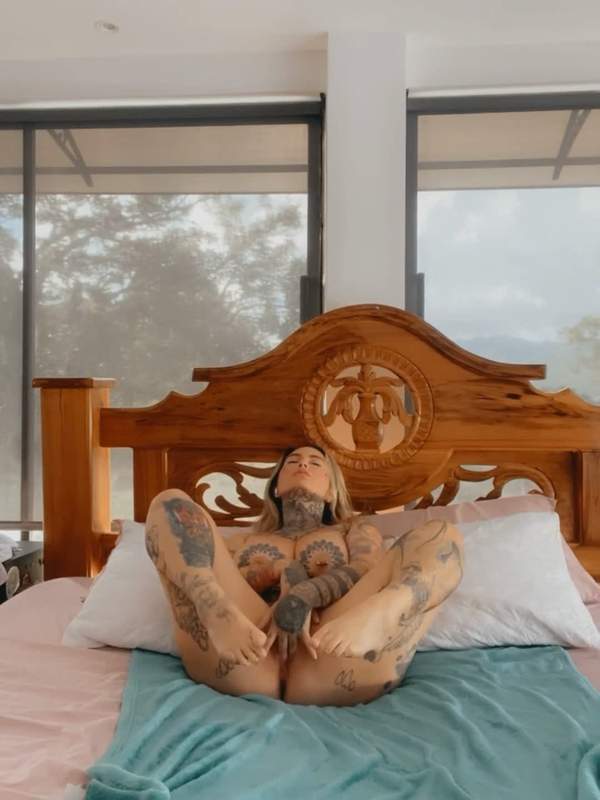 Blonde Mutter mit Tattoos masturbiert und fängt sich selbst
