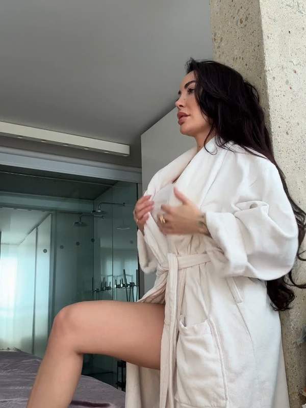 Brunette Mutter zeigt perfekte Arsch und große Titten