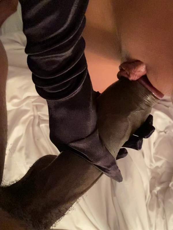 Sassy Minx in schwarzen Handschuhen wird von einem großen BBC hart gefickt