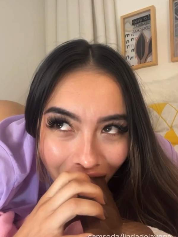 Blonde Camgirl lutscht tief und bekommt Dildo