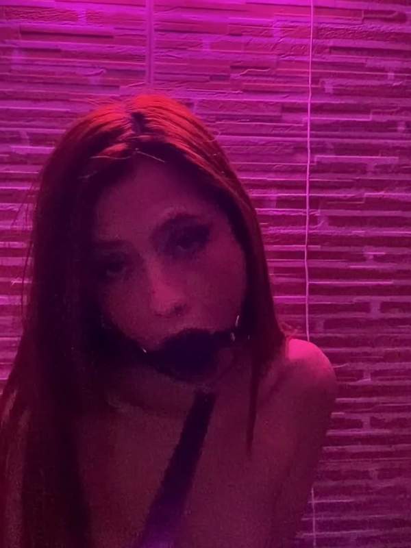 Mutter wird mit Fesseln gefesselt und bekommt einen Blowjob