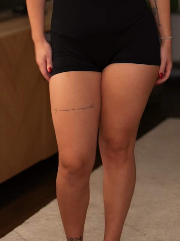 Heiße Blondine zeigt sexy Füße und neckt