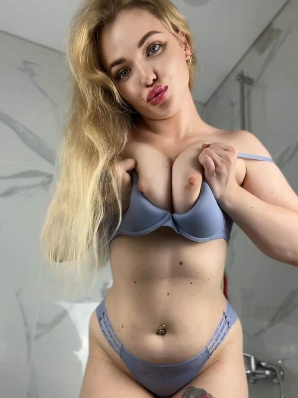 Blonde Amateurin mit Tätowierung und Unterwäsche neckt sich selbst
